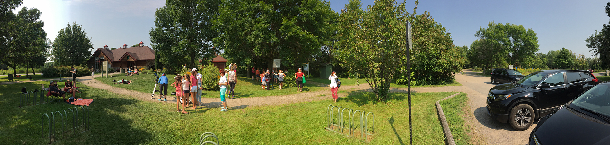 Gens observant l’éclipse solaire du 21 aout 2017